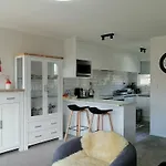 Centre Takapuna 2 Beds & Garage & Netflix