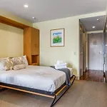 Spacious Viaduct Studio + Free Parking