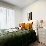 Top Schoolzone, Top Golf, Top Location - By The Bay 5 Bedroom