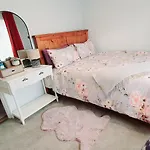 Entire House 4 Beds And Close To Airport Public Amenities