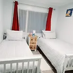 Entire House 4 Beds And Close To Airport Public Amenities