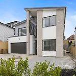 Greenstead Retreat 11 Beds, 8 Bedrooms, 5 Baths