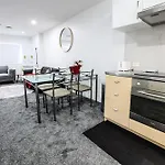 2Br Newly Renovated Apartment W Free Parking