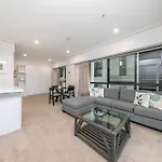 Fabulous Corner Apartment W/ Dazzling Harbour View