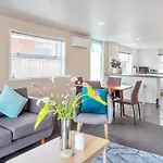 Sunny Side Getaway With Parking And Aircon