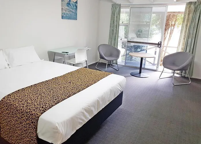 Airport Palms Hotel