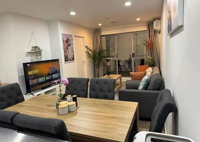 Stunning 3 Bd - 2 Bth City Apt - Pool & Carpark