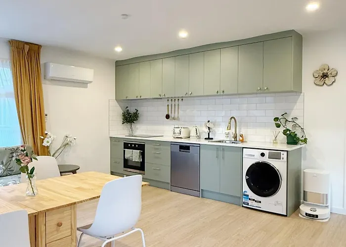 Free Parking A Fully Renovated Century Old Building, Just A 5 Minute Drive To The City Center Unit 4