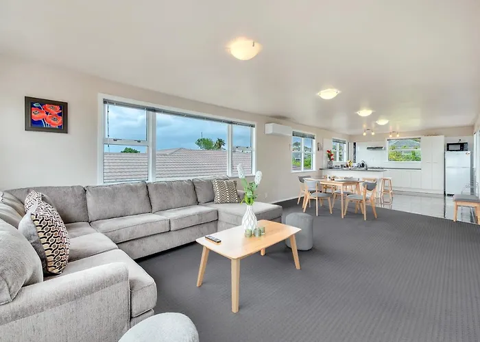 Fabulous Three Bedroom Home In Pakuranga