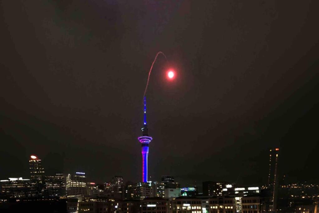 Waterfront With Sky Tower & Harbour View Apartment *