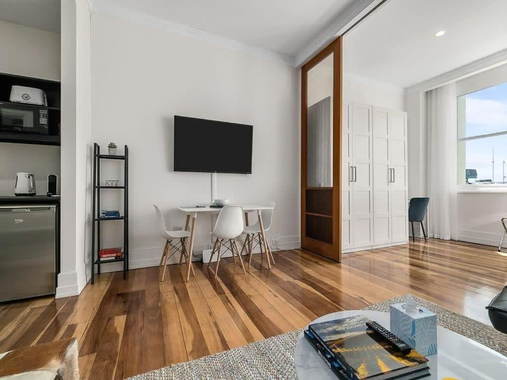 Apartment Spacious One Bedroom With Pool And Gym!