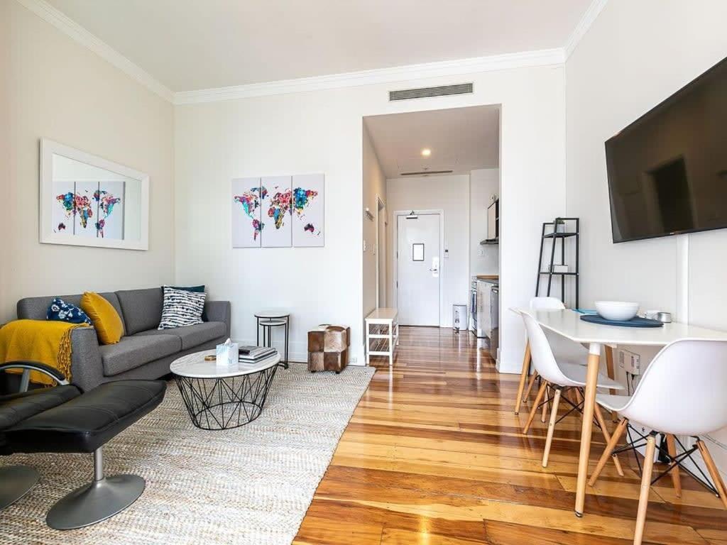 Spacious One Bedroom With Pool And Gym! Apartment *