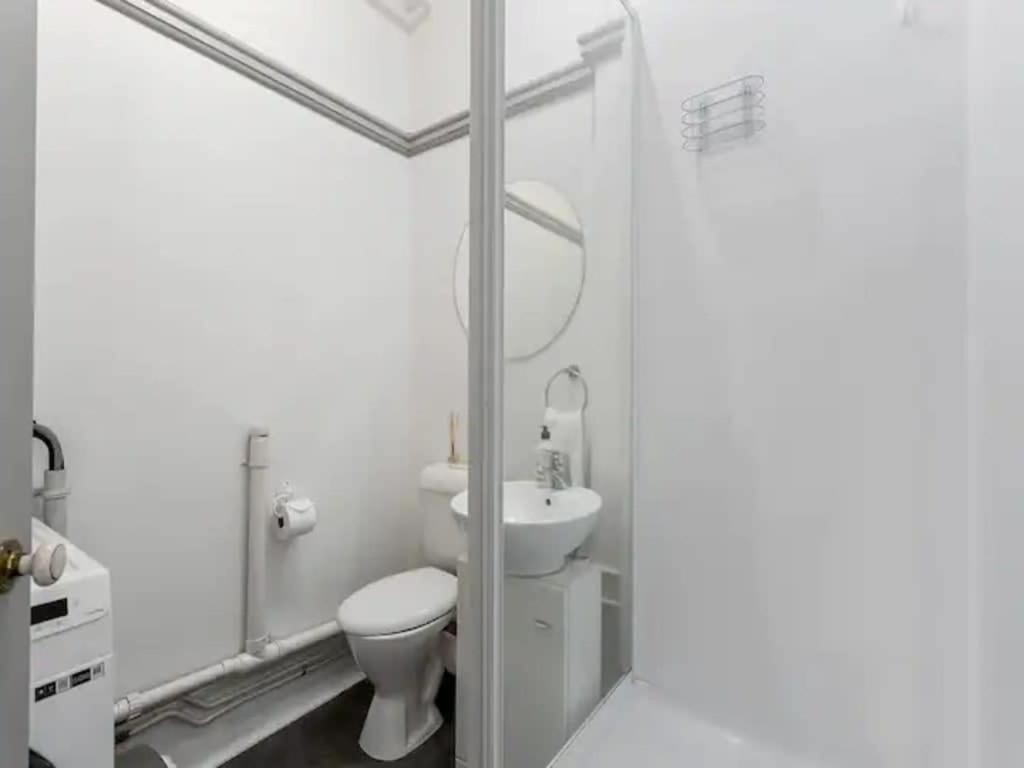 Lovely 1-bedroom Unit In Apartment *