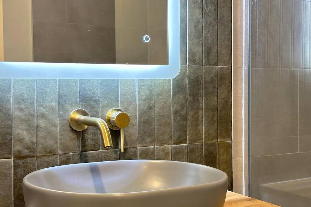 Schoolzone, Golf, Location - By The Bay 5 Bedroom Apartment *