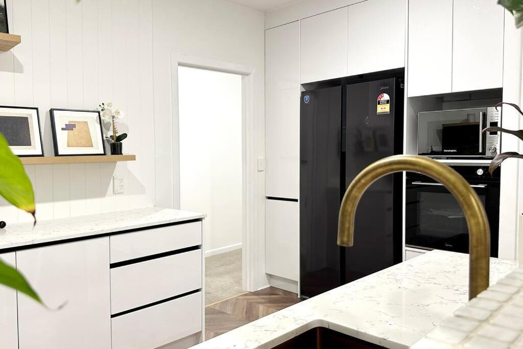 Schoolzone, Golf, Location - By The Bay 5 Bedroom Apartment *