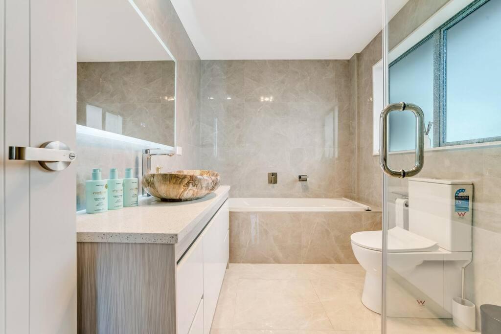 5 Bdr Flat Bush Mansion - Aircon, Fast Wifi, Pool Table, Netflix And More! *