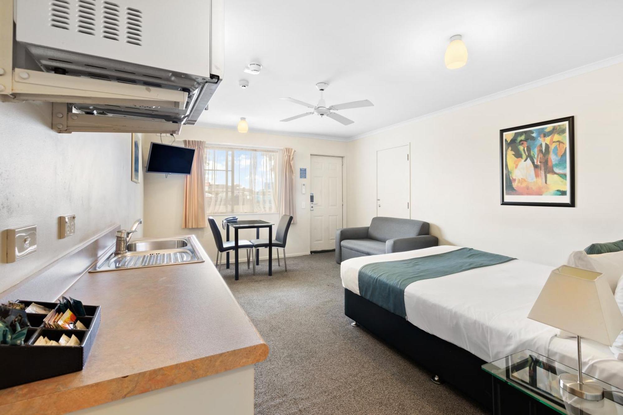 Bks Pioneer Motel