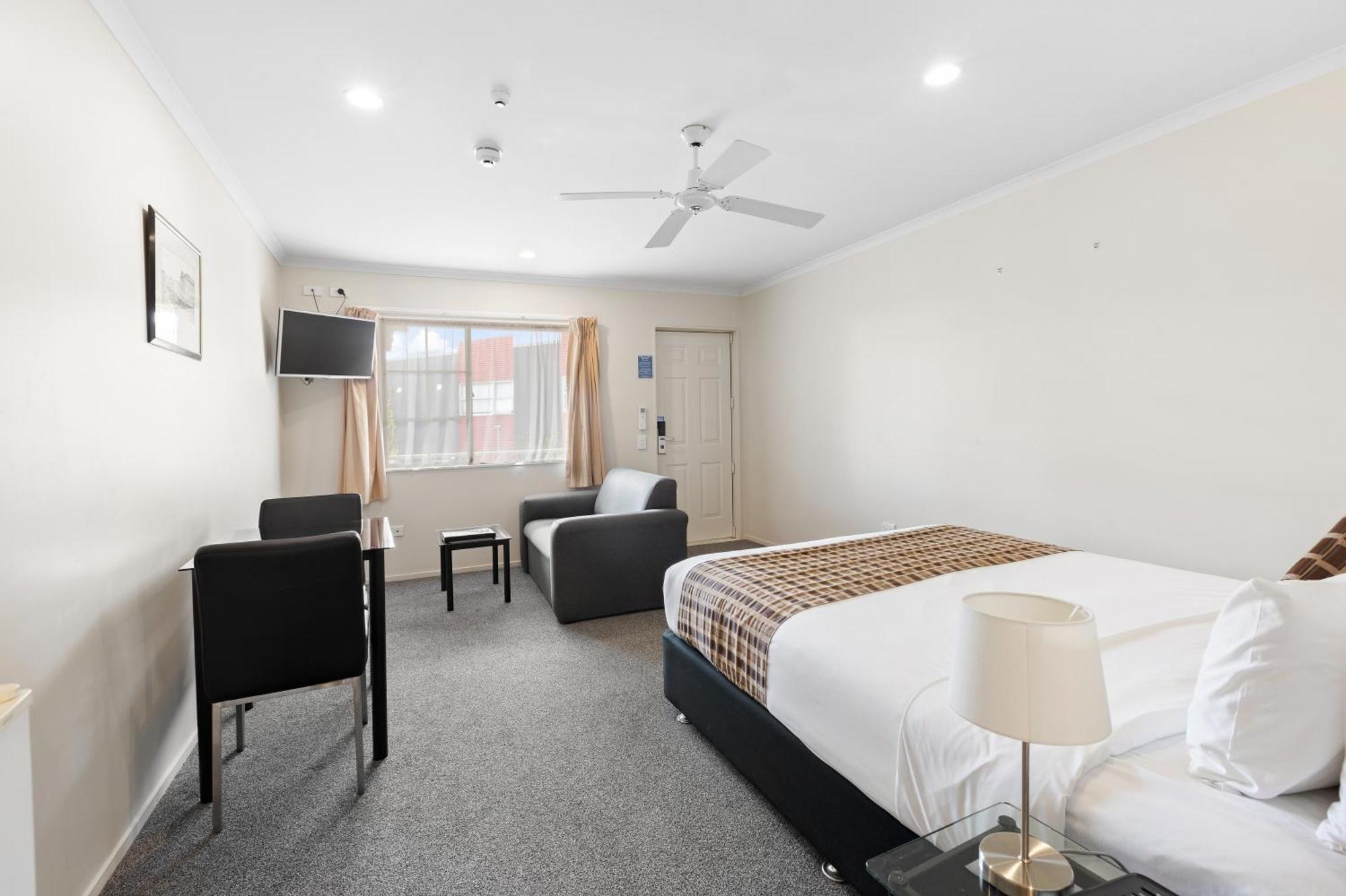 Bks Pioneer 4* Auckland