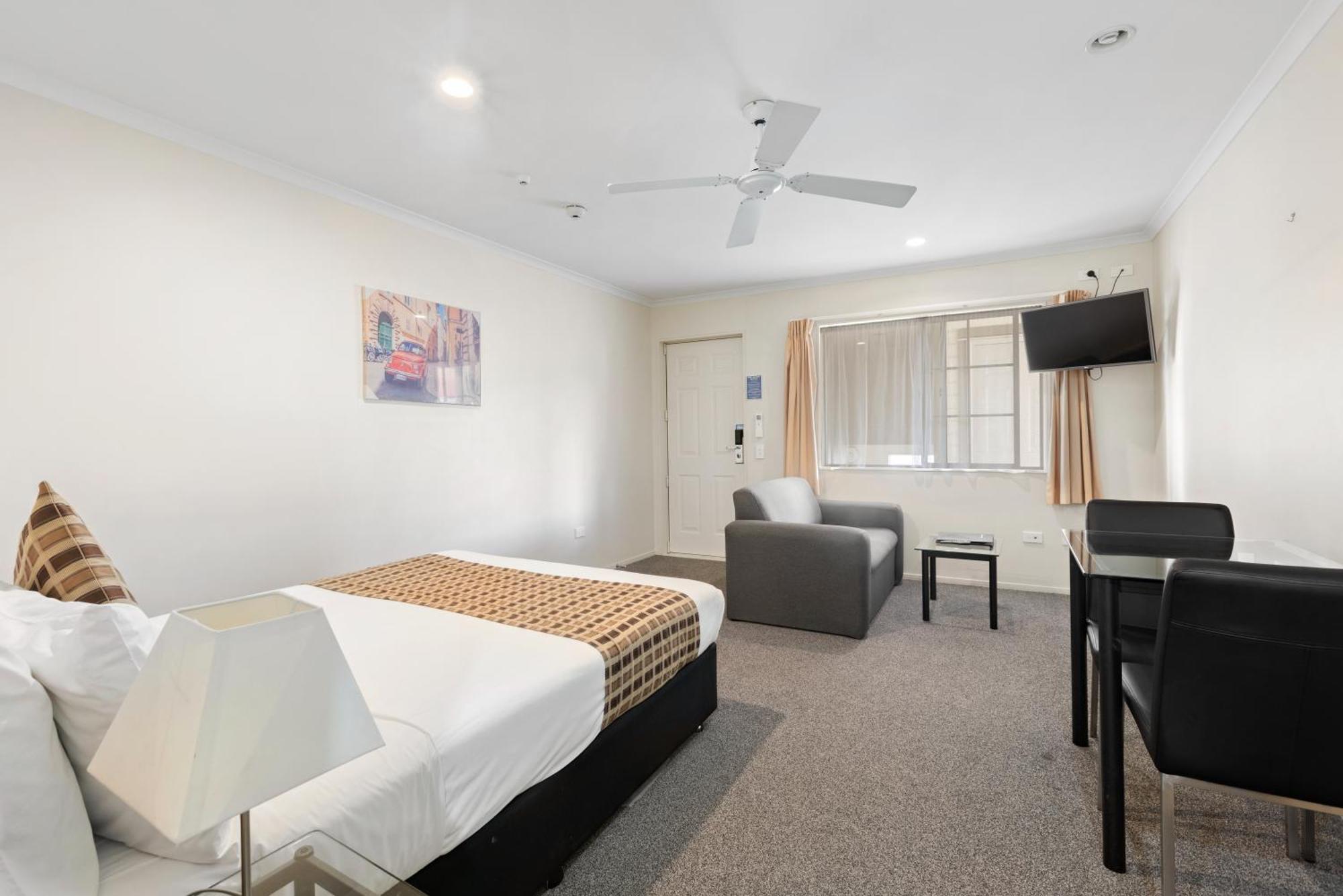 Bks Pioneer 4* Auckland