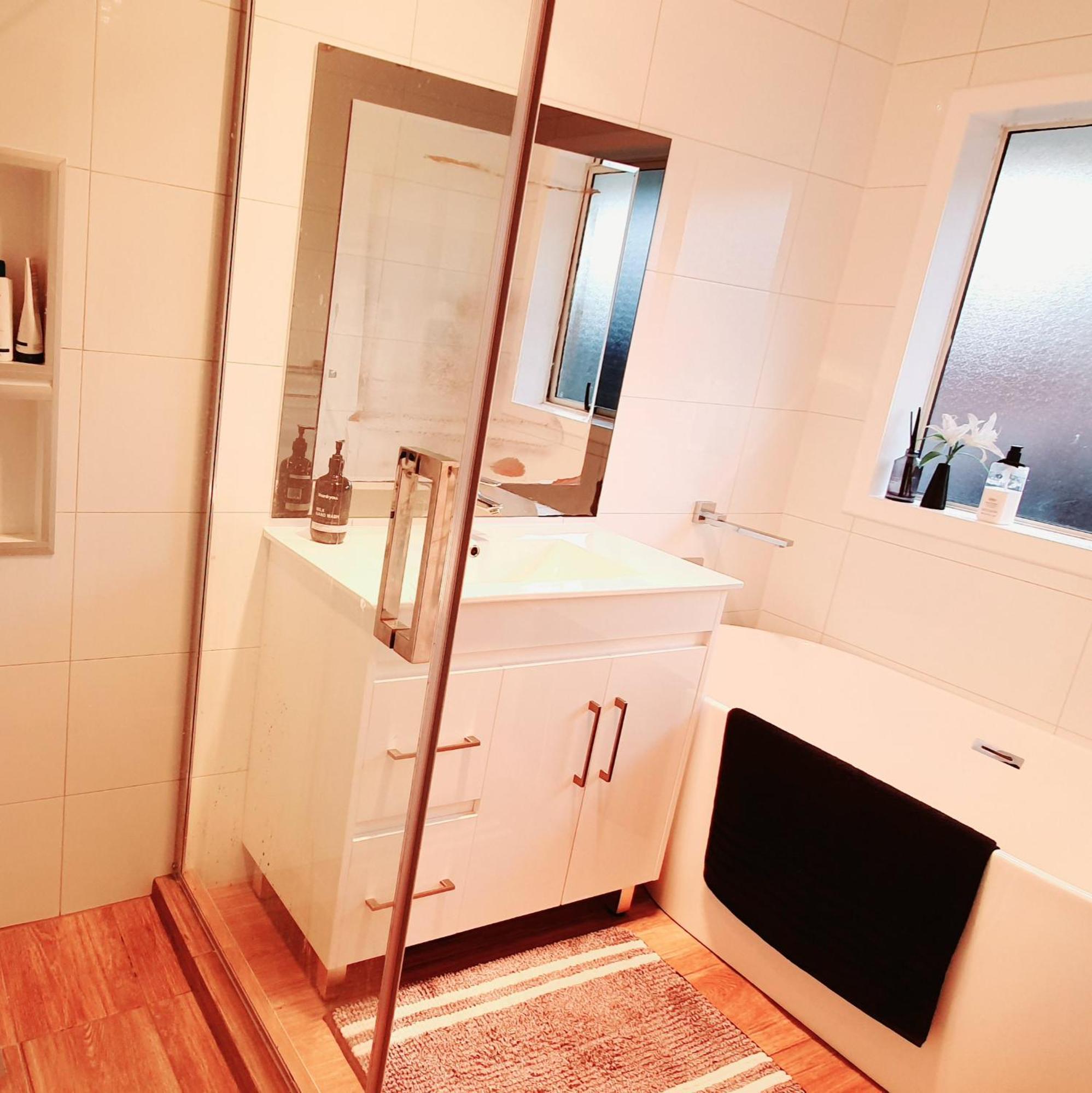 Entire House 4 Beds And Close To Airport Public Amenities Holiday home *