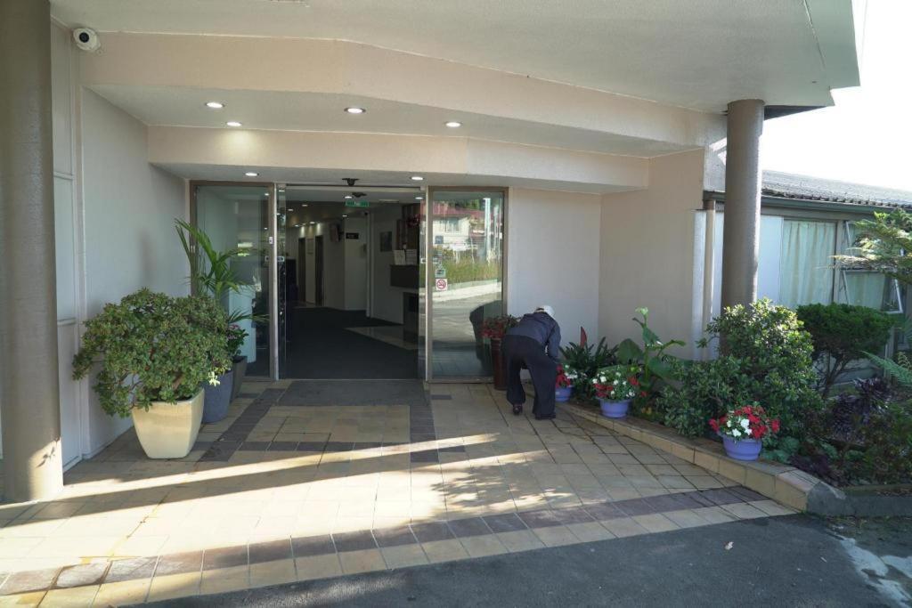 Airport Palms Hotel
