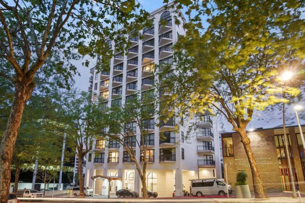 Spacious Park Views With Spa, Pool, Gym, Netflix