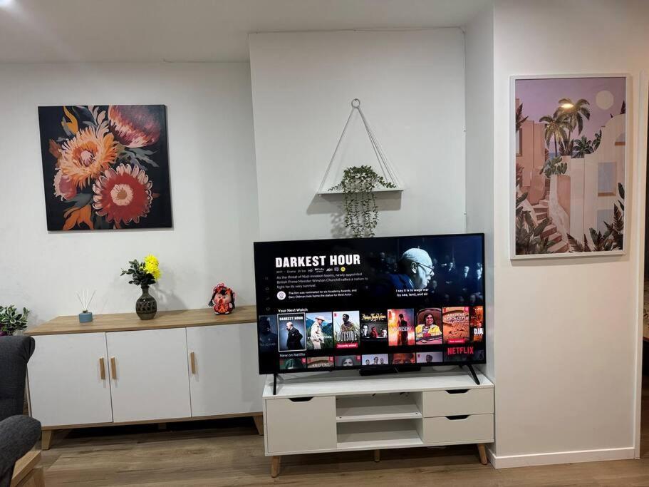Stunning 3 Bd - 2 Bth - Pool & Carpark Auckland