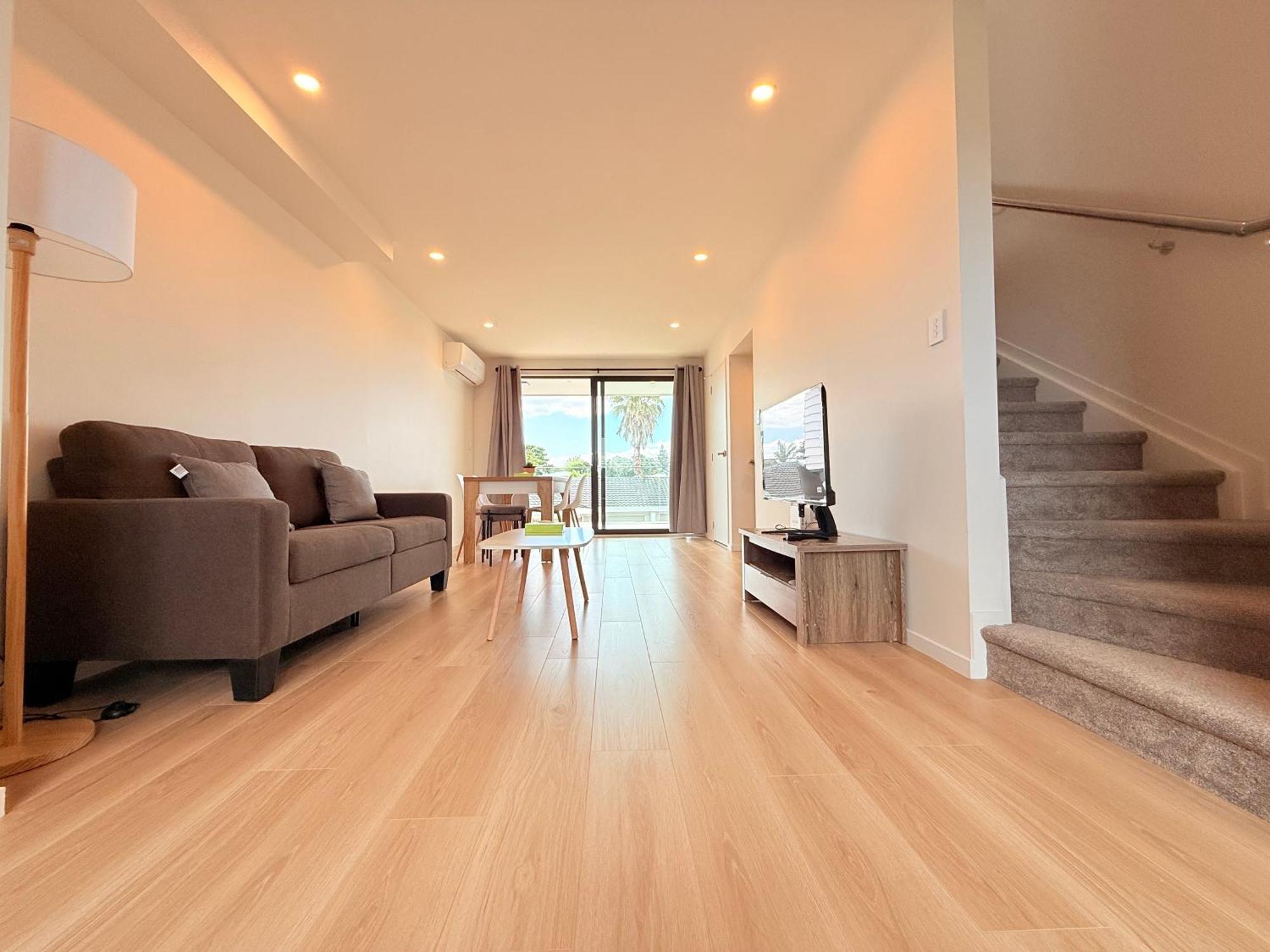 Hot Deal! Brand New Townhouse Close To Rainbow's End * Auckland