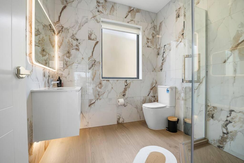 Greenstead Retreat 11 Beds, 8 Bedrooms, 5 Baths * Auckland