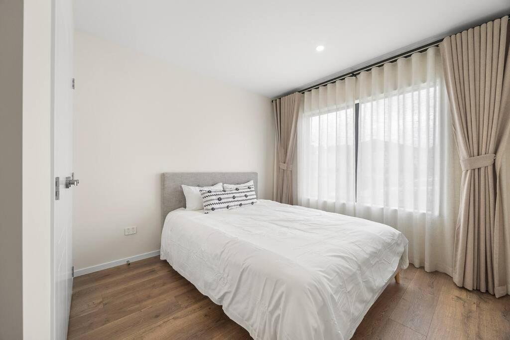 Greenstead Retreat 11 Beds, 8 Bedrooms, 5 Baths Holiday home *