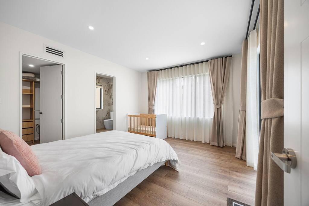 Greenstead Retreat 11 Beds, 8 Bedrooms, 5 Baths Auckland