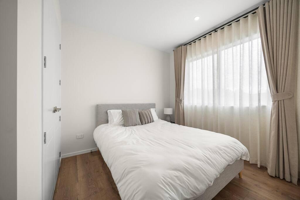 Greenstead Retreat 11 Beds, 8 Bedrooms, 5 Baths * Auckland