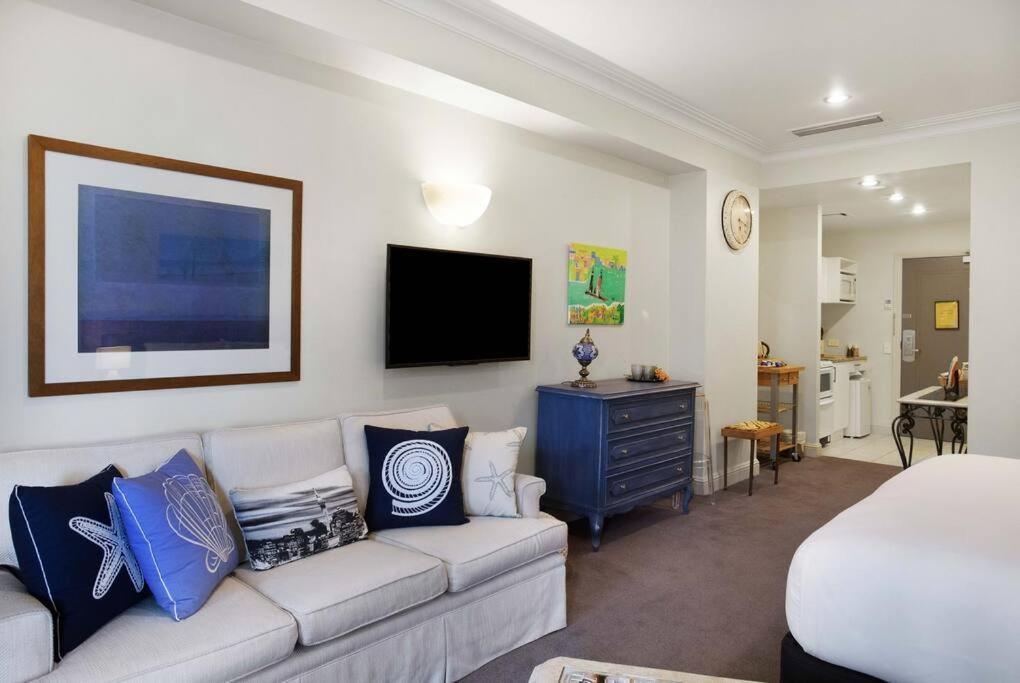 Deluxe Centre Hot Tub Heated Swimming Pool Apartment