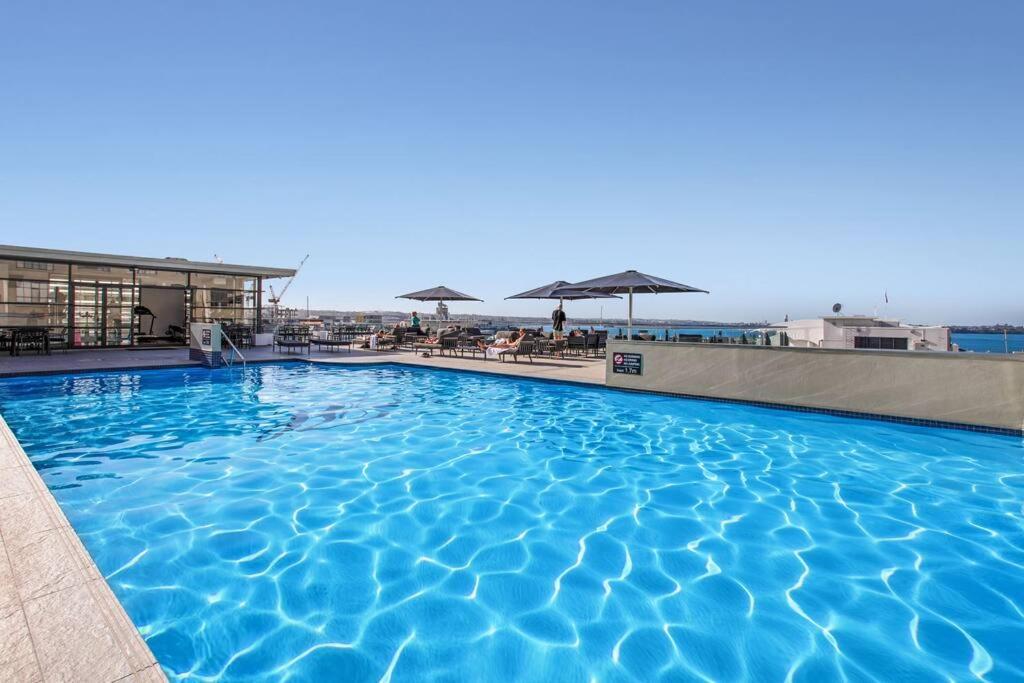 Apartment Deluxe Centre Hot Tub Heated Swimming Pool Auckland
