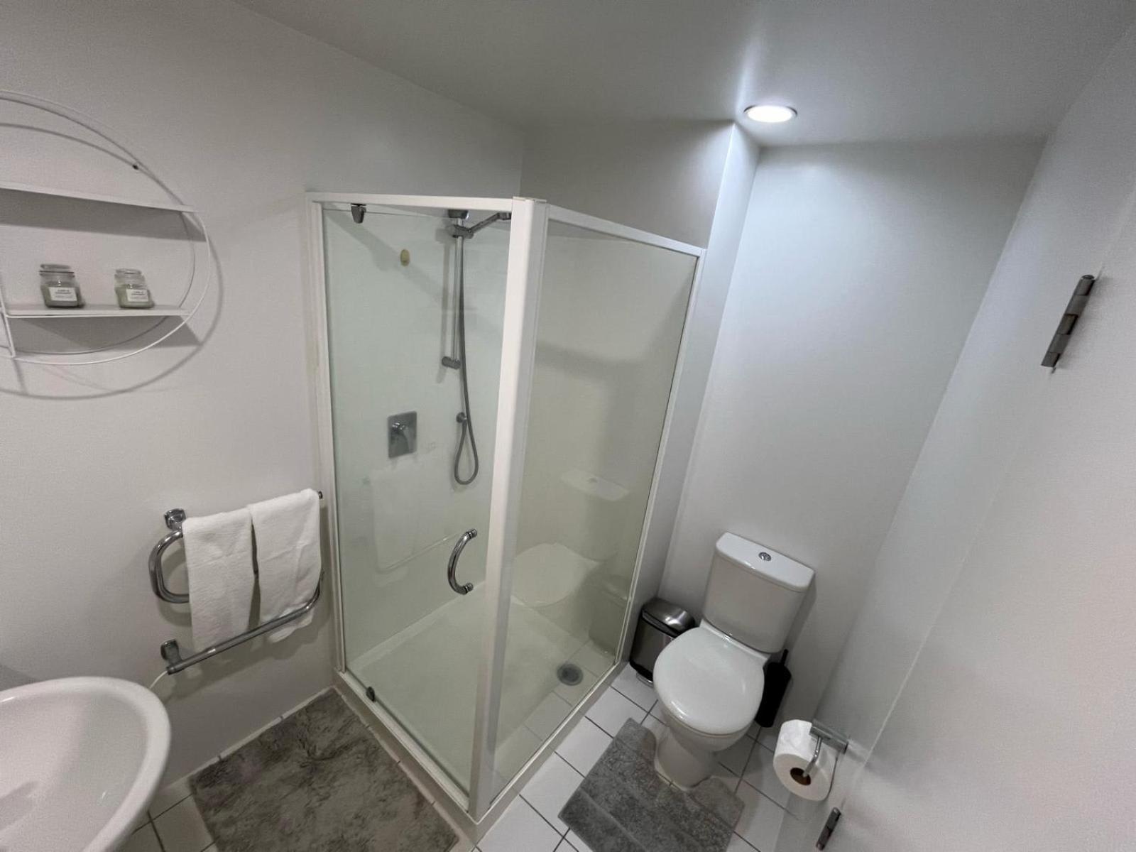 2br Newly Renovated W Free Parking Apartment