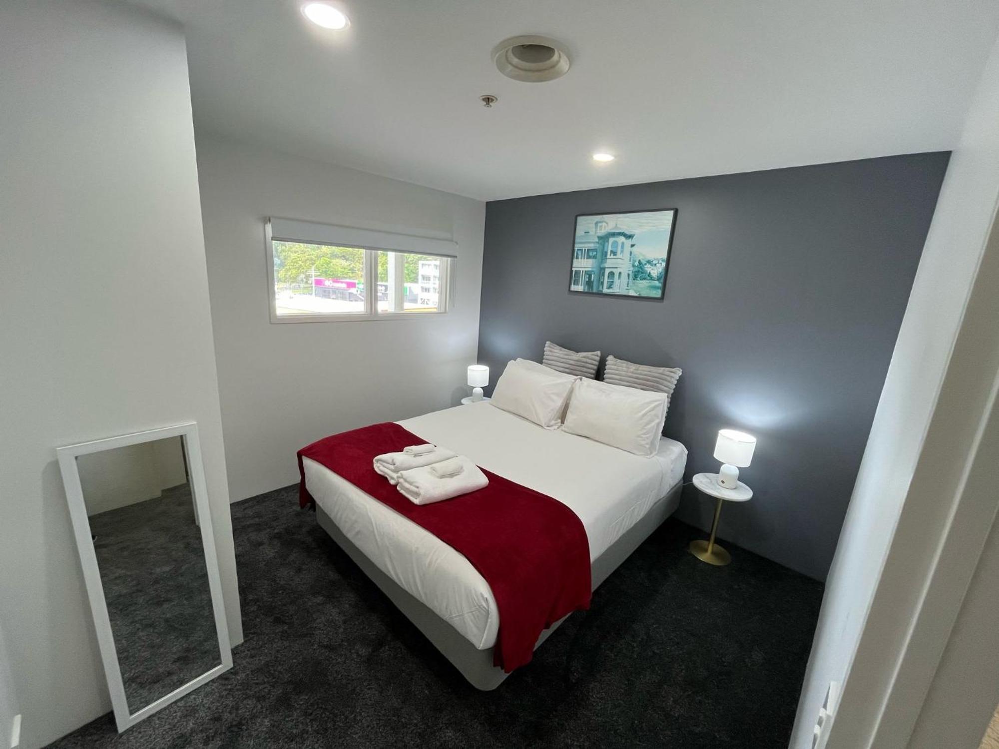 2br Newly Renovated W Free Parking Apartment *