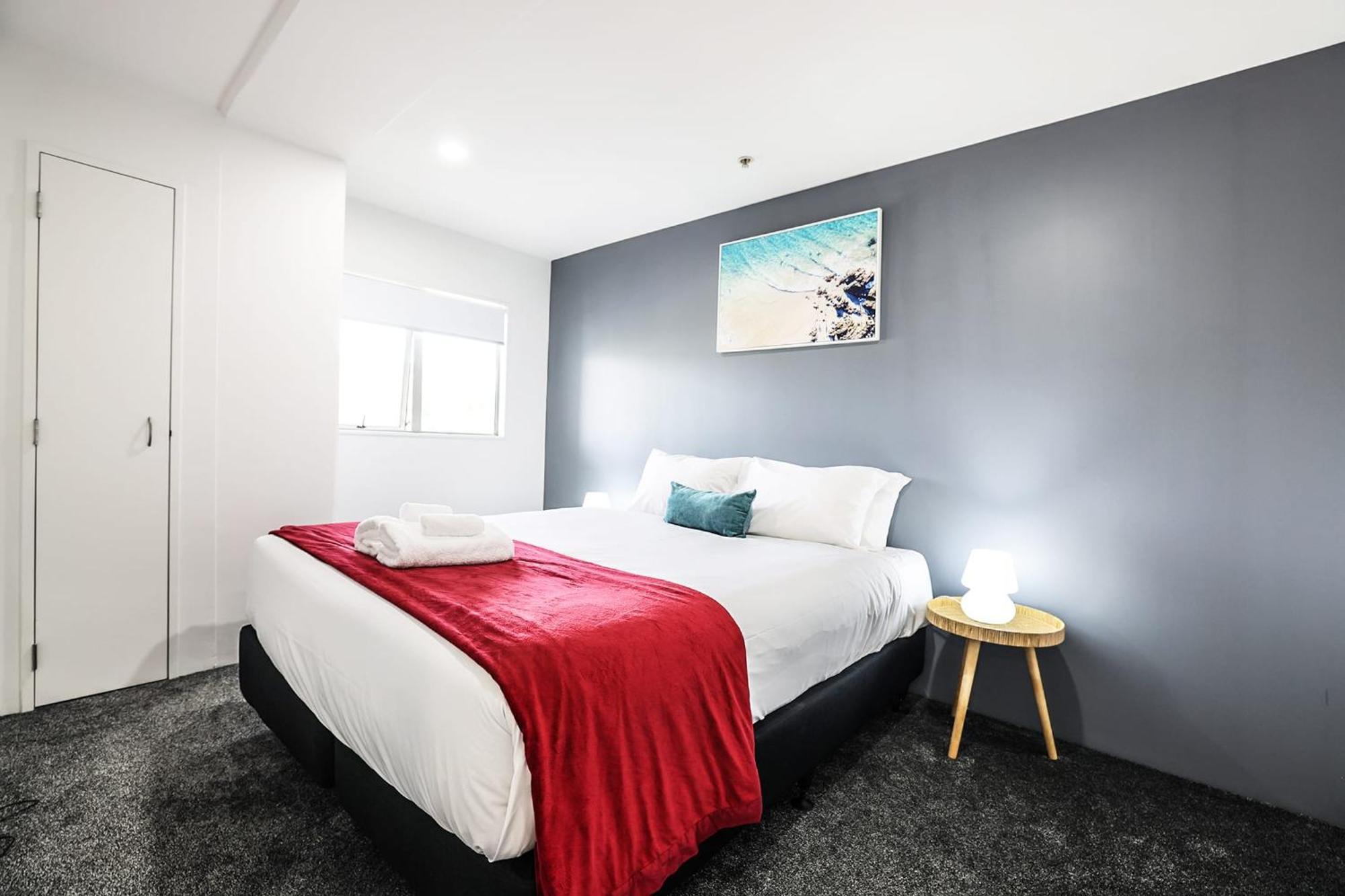 2br Newly Renovated W Free Parking Apartment Auckland