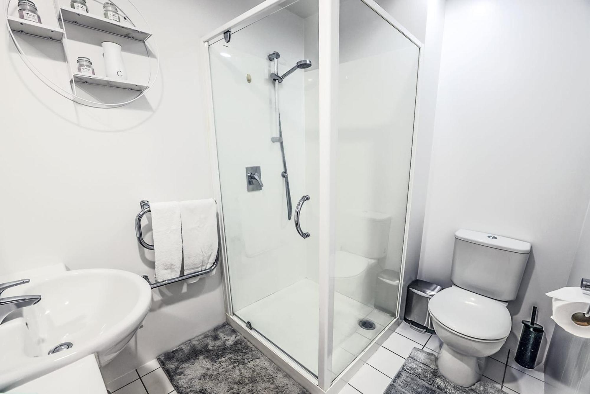 2br Newly Renovated W Free Parking * Auckland