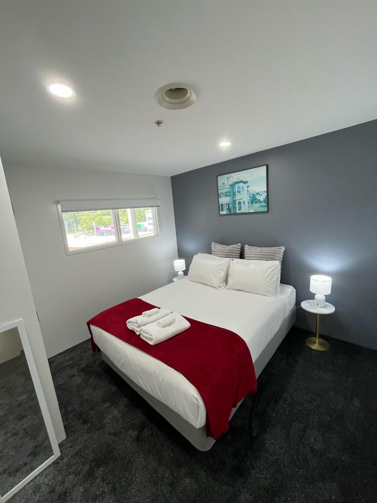 2br Newly Renovated W Free Parking Apartment