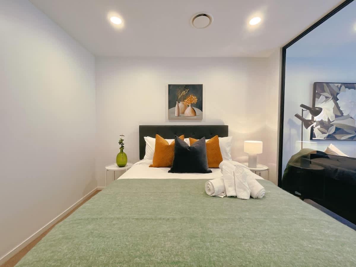 Apartment Tree-lined Parkside With Pool & Gym