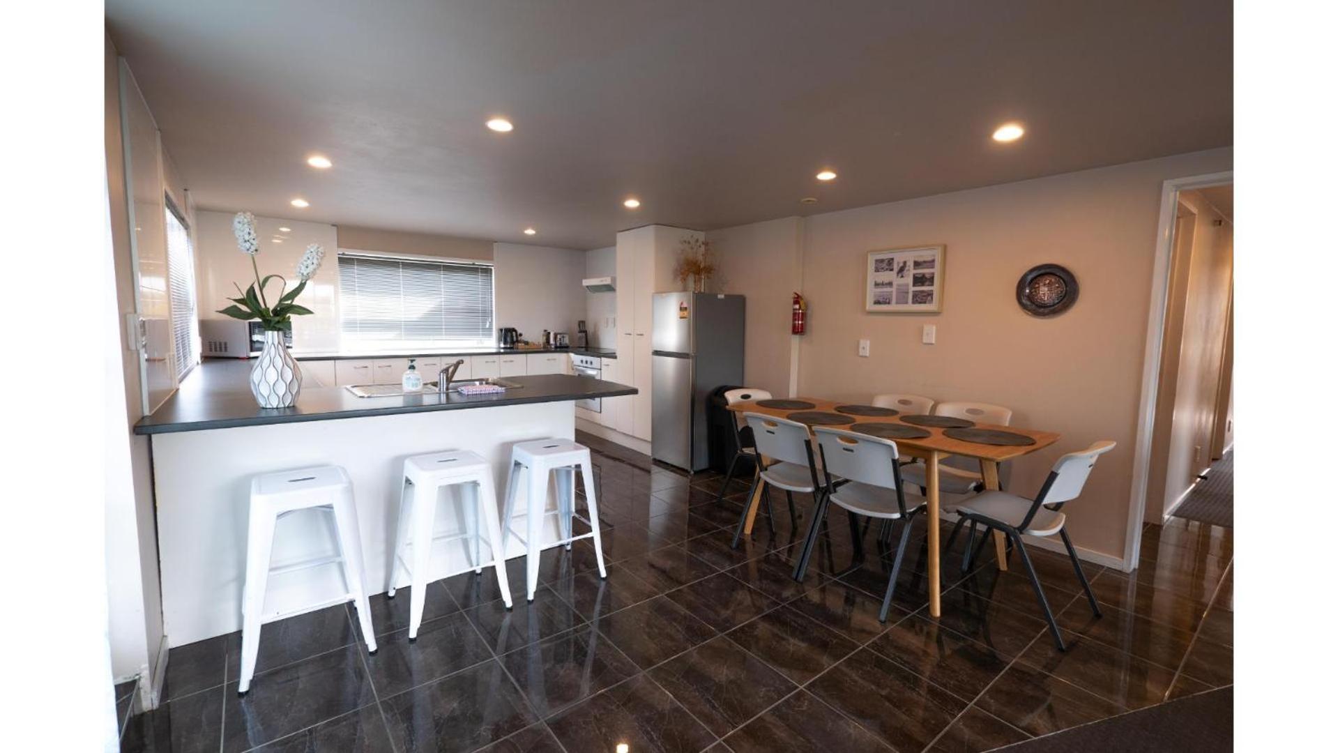 3 Bed Downstairs House With Private Entrance * Auckland