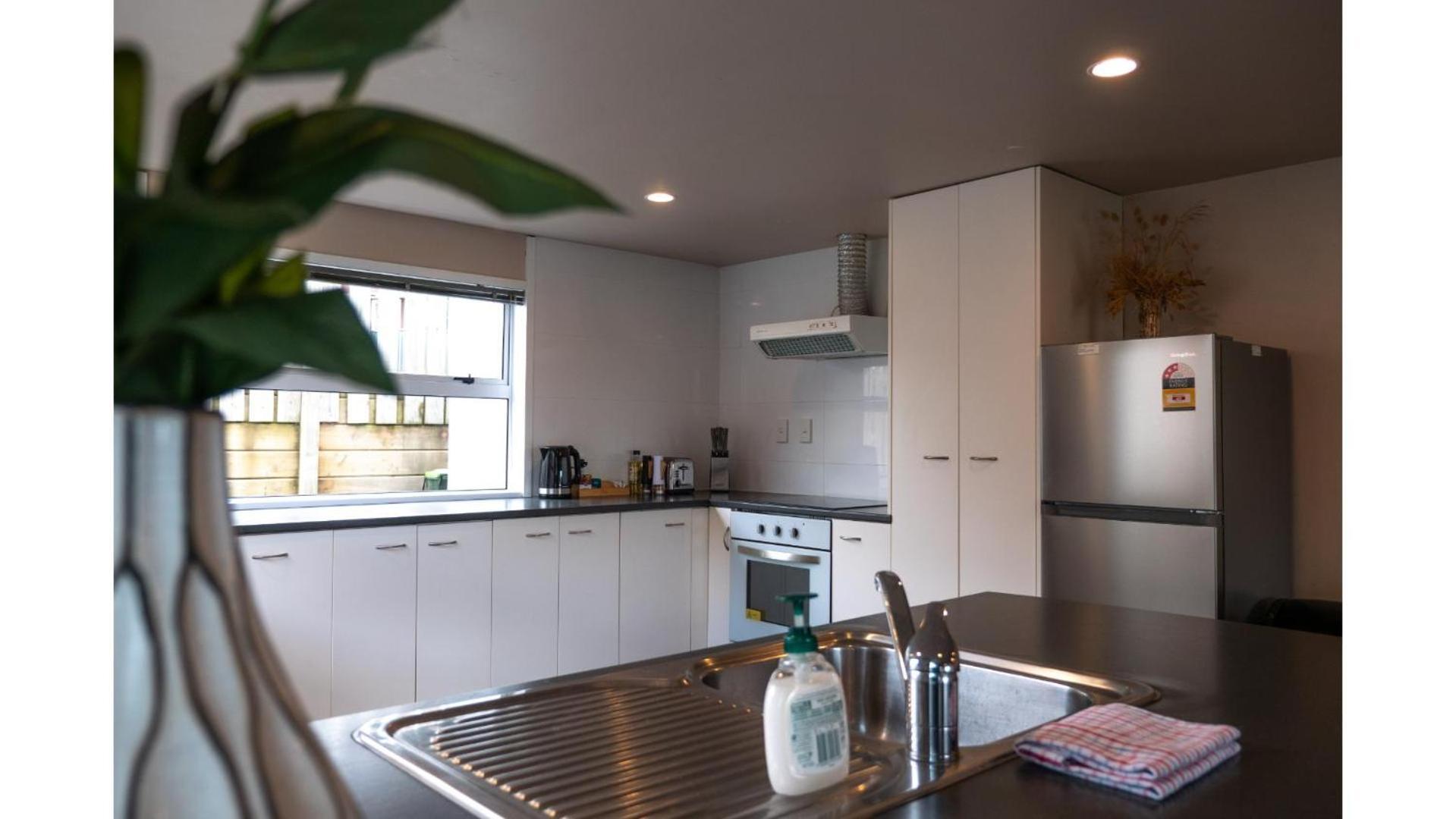 3 Bed Downstairs House With Private Entrance Auckland