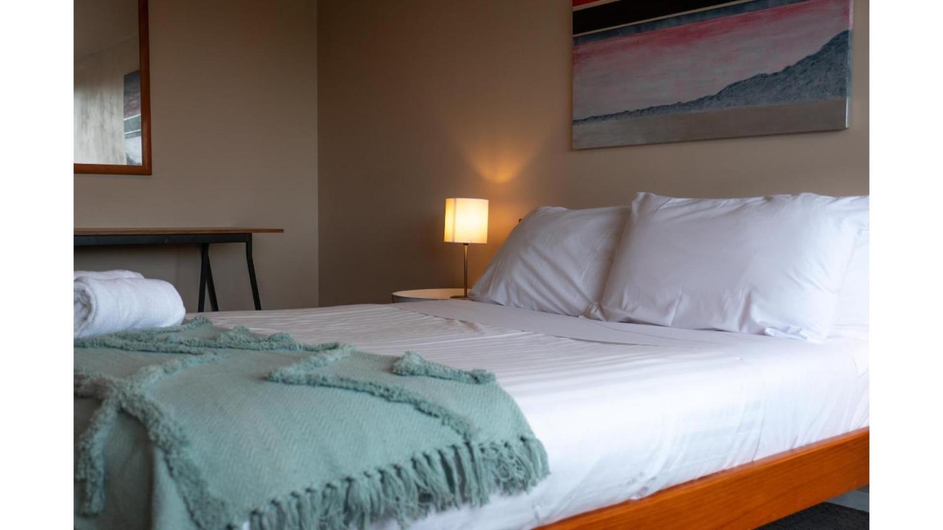 3 Bed Downstairs House With Private Entrance * Auckland