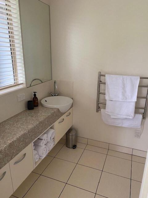 Apartment Country Escape With Tennis Court Auckland