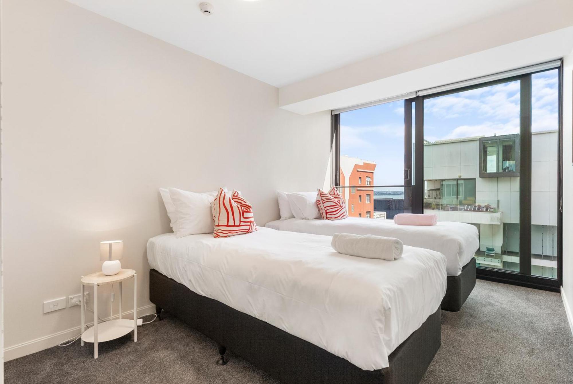 Pad With Pool & Gym - 2 Free Carparks *