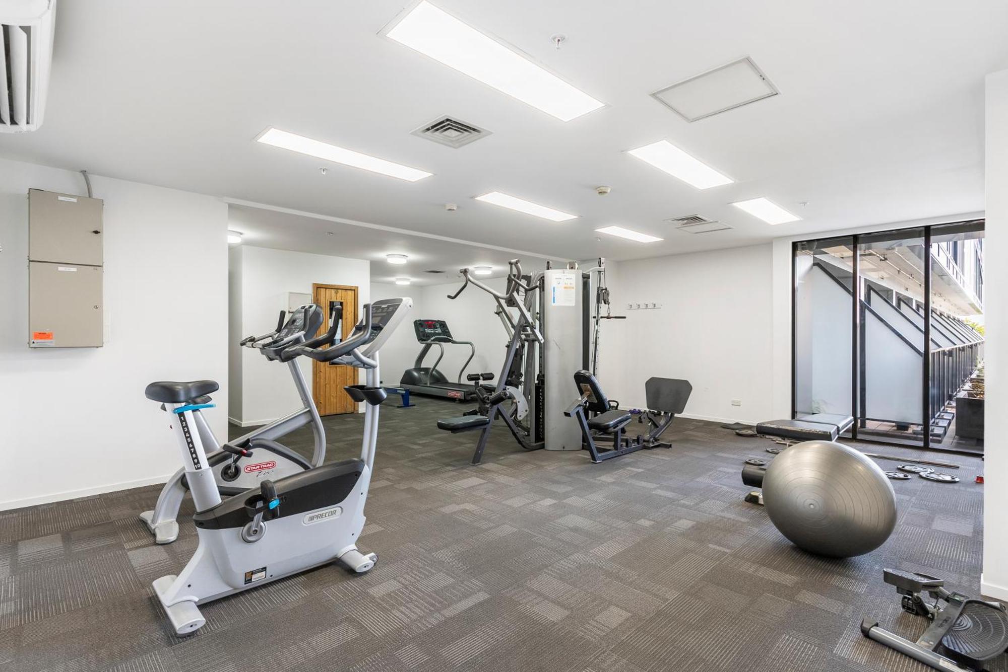 Pad With Pool & Gym - 2 Free Carparks Apartment *