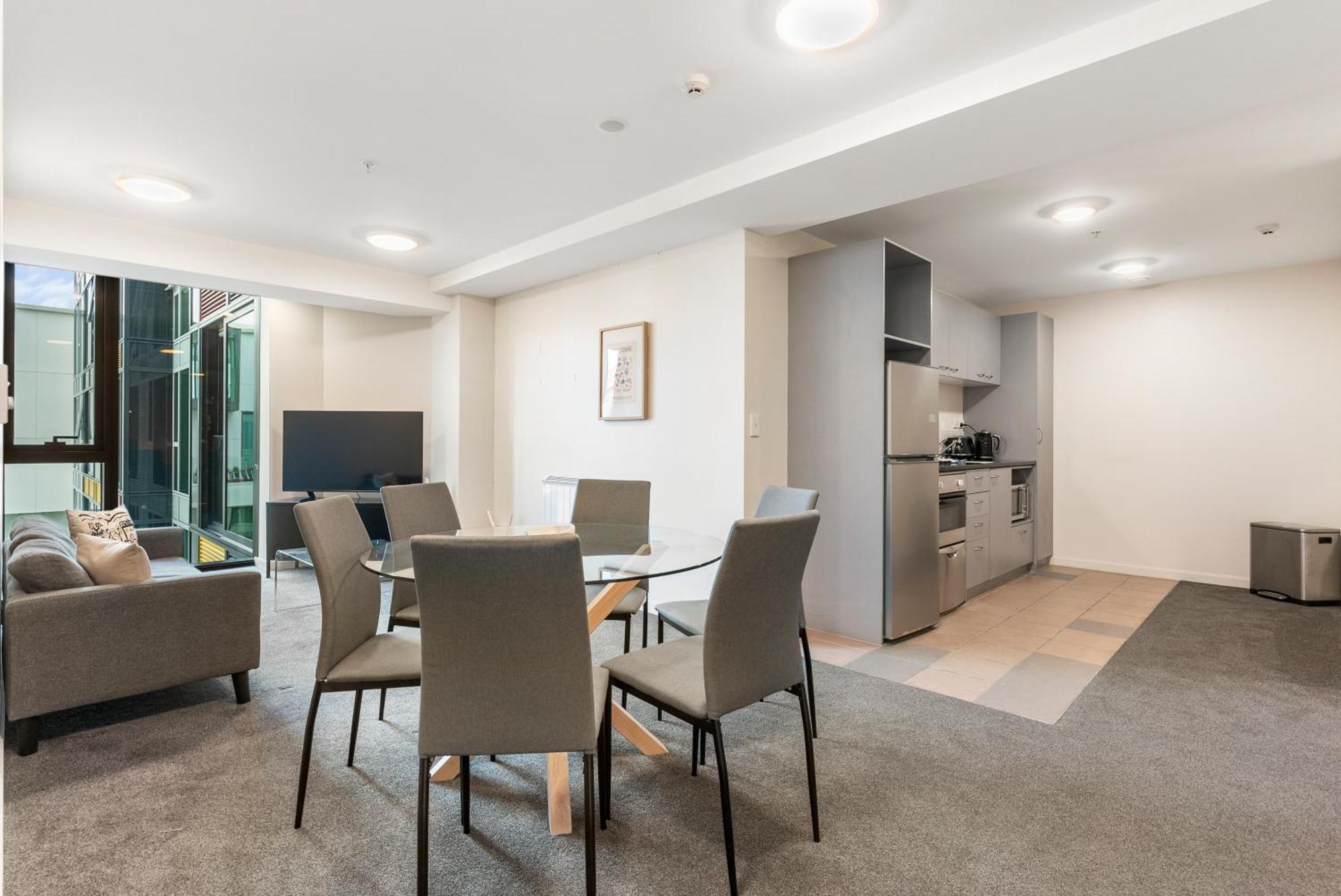 Pad With Pool & Gym - 2 Free Carparks *