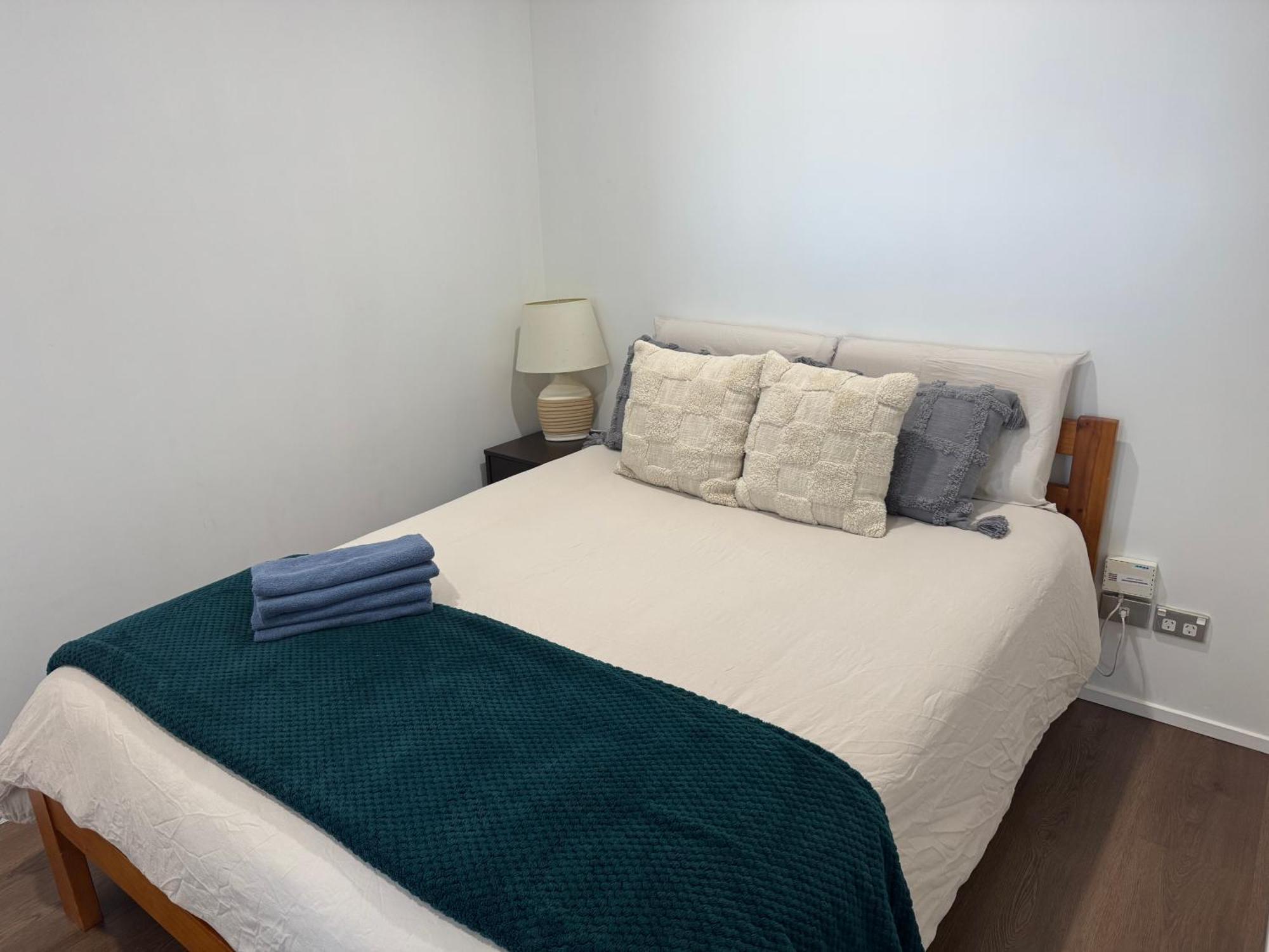 Cbd Spacious 2 Bedrooms Apartment *