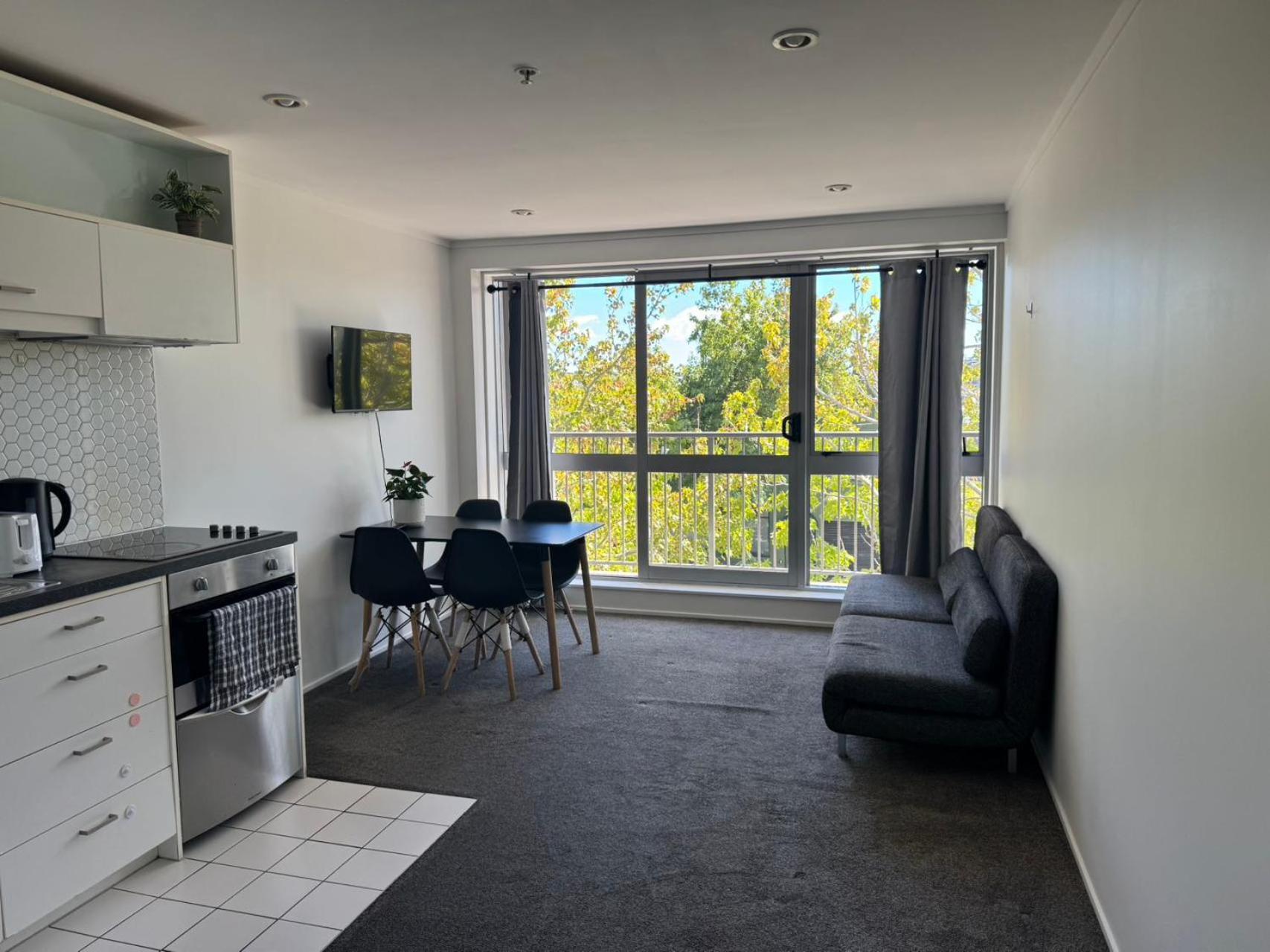 Aura C Two Bedrooms 1living Wifi Balcony Goodview Easy Parking Apartment *