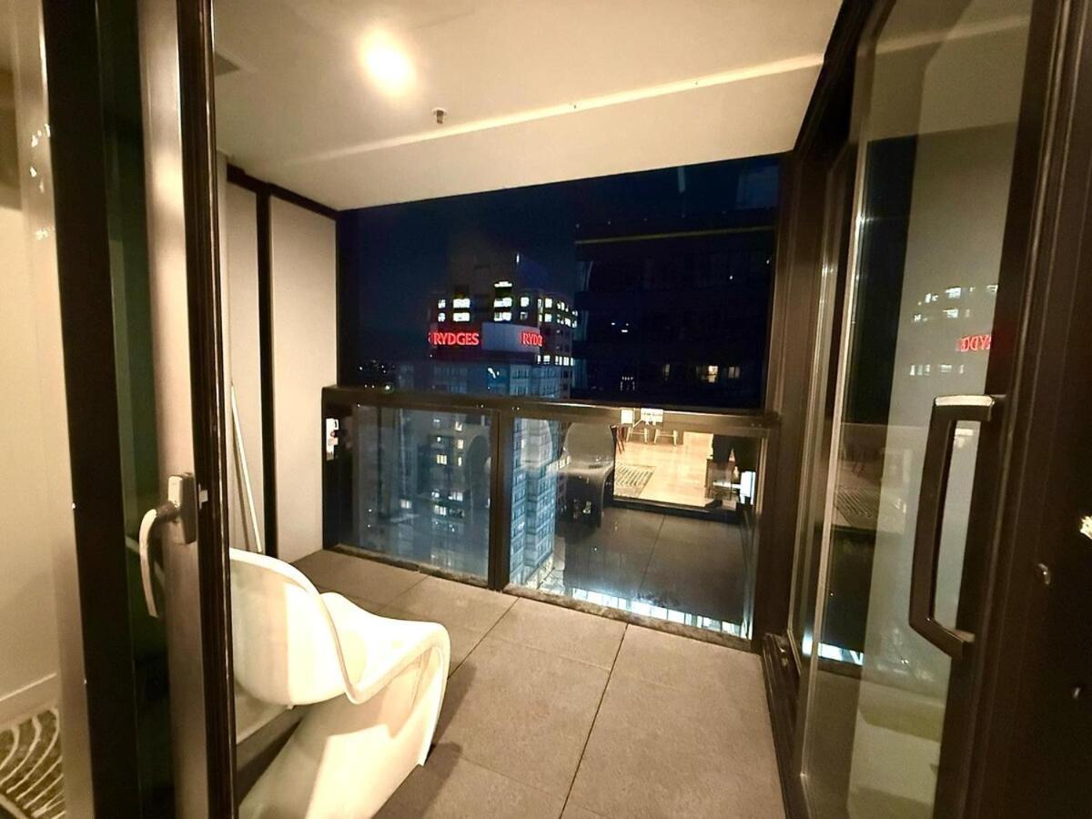 2bedrooms,skytower Next 20 M, Free Parking, Air Con Apartment *